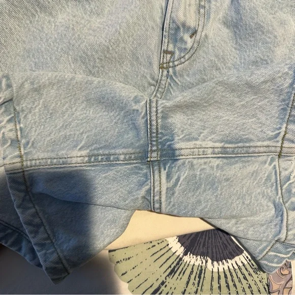 Abercrombie & Fitch Curve Love High Rise
Loose Shorts Light Wash - Picture 5 of 5